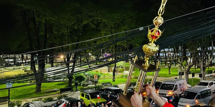 En Parral, el campeón mundial de karate recibe un recibimiento masivo.