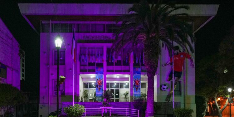 Talca se tiñe de rosa y realiza intervenciones en lugares emblemáticos de la ciudad por el Mes de Concientización sobre el Cáncer de Mama.