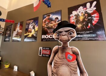 Cafetería “Café 80’s”, donde te recibe E.T. y el Karate Kid te prepara un café helado para “Volver al Futuro”.