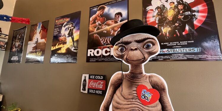 Cafetería “Café 80’s”, donde te recibe E.T. y el Karate Kid te prepara un café helado para “Volver al Futuro”.