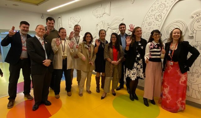 Teletón y la UNAB presentan ELVIR, un entrenador con IA que potencia la inclusión laboral.