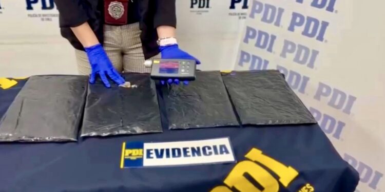 Detienen en el aeropuerto de Pudahuel a un pasajero chileno llegado de España con más de 5 kilos de éxtasis en su equipaje.