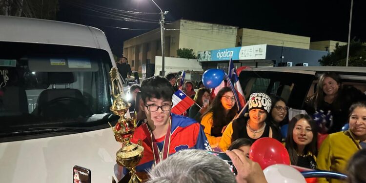 Multitud dio la bienvenida en Parral al joven que tuvo éxito en el Mundial de Karate.