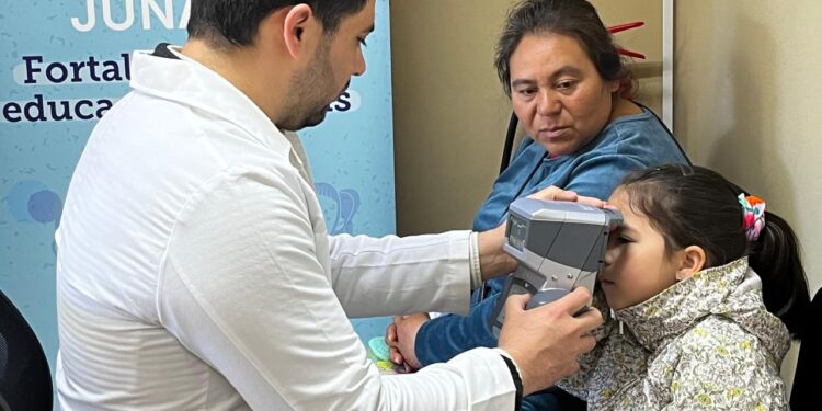 Tecnología y respaldo para estudiantes con baja visión.