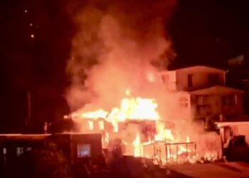 Un incendio estructural arrasó con dos casas en el cerro Jiménez de Valparaíso.