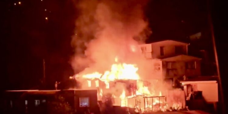 Un incendio estructural arrasó con dos casas en el cerro Jiménez de Valparaíso.