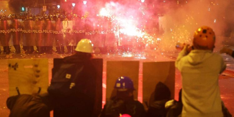 Protestas violentas contra el Gobierno y el Congreso en Perú causan un muerto y más de cien heridos en Lima.