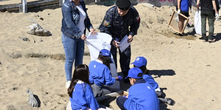 Día Internacional de Limpieza de Playas: se recolectan 95 kilos de desechos en la playa Caleta Portales de Valparaíso.