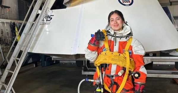 Astronauta chilena se prepara en cápsula de la NASA que irá a la Luna en 2026.