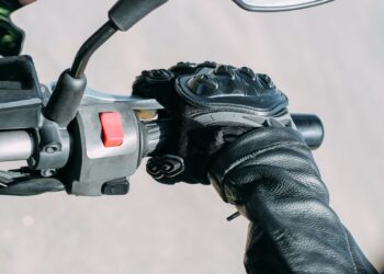 Piden seguir el ejemplo de Europa para regular el transporte seguro de niños en motos.