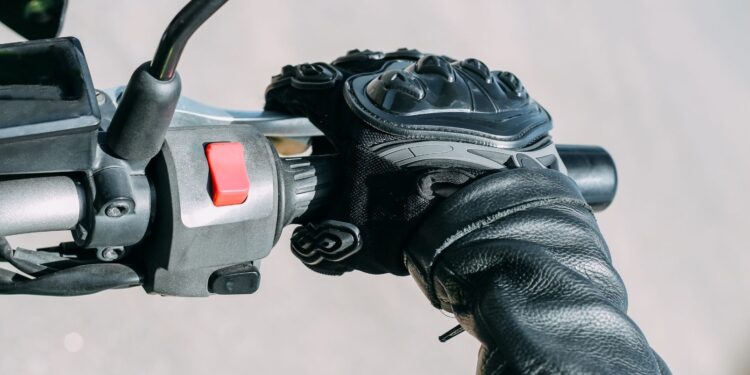 Piden seguir el ejemplo de Europa para regular el transporte seguro de niños en motos.