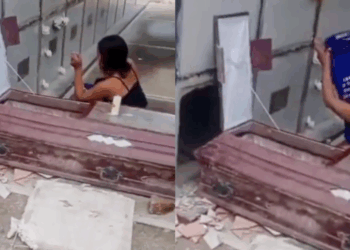 Mujer es grabada abriendo un ataúd para «bañar» a un joven fallecido en Colombia: Le llevaba ropa nueva.