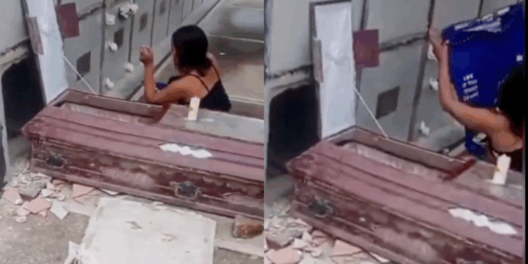 Mujer es grabada abriendo un ataúd para «bañar» a un joven fallecido en Colombia: Le llevaba ropa nueva.