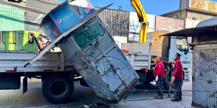Recoleta saca kioscos que ya no se usan.