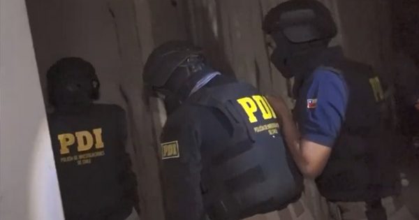 PDI atrapa casi 100 celulares robados en operativa en el Persa Bío Bío.