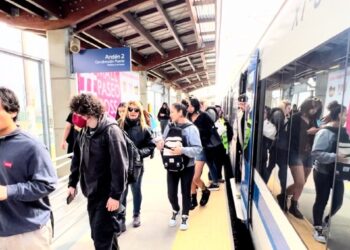 Pasajeros del Tren Limache-Puerto tomaron parte en el simulacro regional de sismo y tsunami.