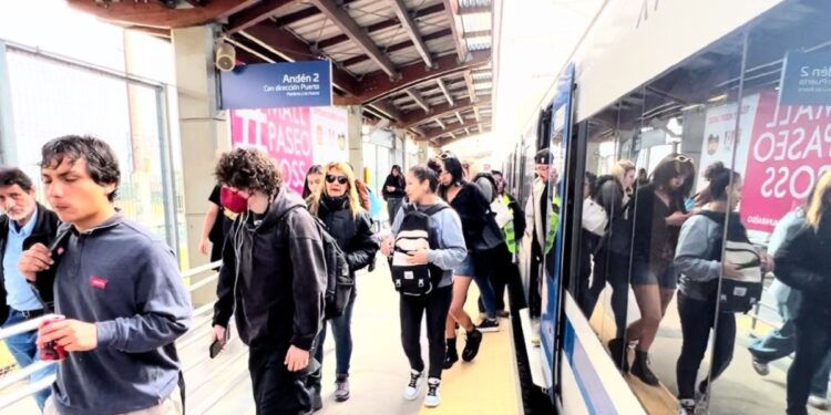 Pasajeros del Tren Limache-Puerto tomaron parte en el simulacro regional de sismo y tsunami.