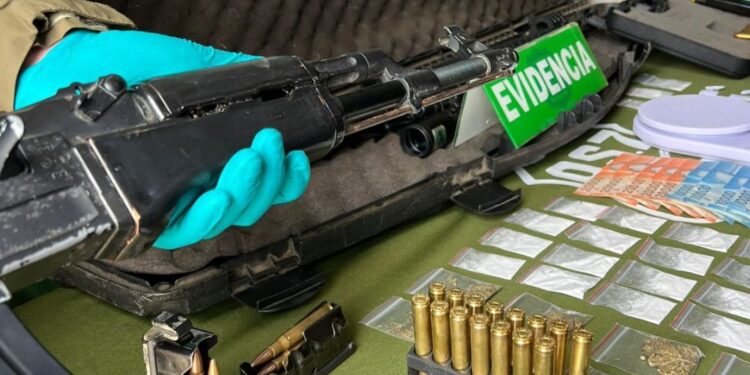 Detenidos dos hombres por narcotráfico y posesión ilegal de armas y municiones en Panguipulli.