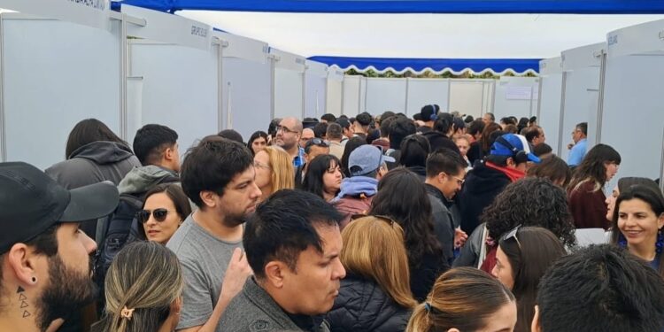 Más de 2,000 personas asistieron a la feria laboral regional en Viña del Mar, que presentó 3,000 oportunidades de empleo.