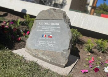 Se reinaugura la Plazoleta Charles de Gaulle en un emotivo evento de hermandad con Francia.