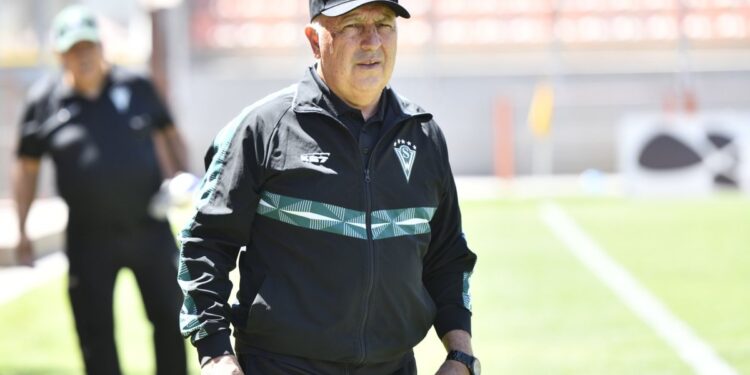 DT de Wanderers confía en que al regresar a Valparaíso, el equipo mostrará una mejoría: «Ahí es donde se destacan».