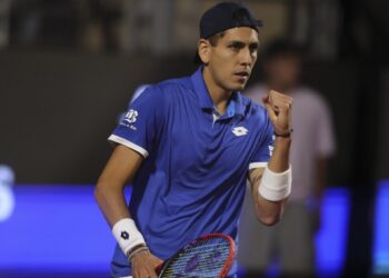 Alejandro Tabilo inicia su participación con un arduo triunfo y avanza a los octavos de final del Challenger de Olbia en Italia.