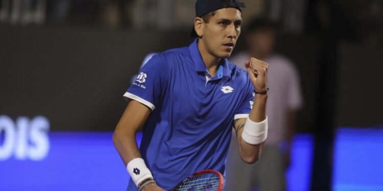 Alejandro Tabilo inicia su participación con un arduo triunfo y avanza a los octavos de final del Challenger de Olbia en Italia.