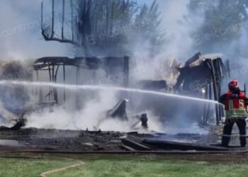 Un incendio arrasó una casa en el área rural de Los Ángeles.