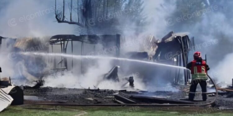 Un incendio arrasó una casa en el área rural de Los Ángeles.