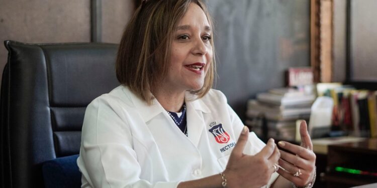 Rectora del Instituto Nacional fue removida de su cargo tras un sumario que concluyó en negligencia en el desempeño de sus funciones.