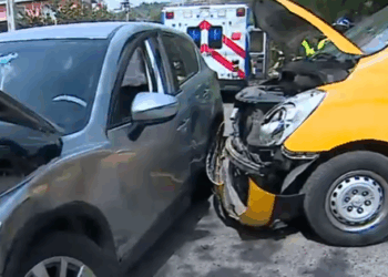 Recoleta: Accidente entre auto y furgón escolar deja a niñitas con lesiones.