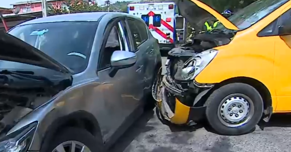 Recoleta: Accidente entre auto y furgón escolar deja a niñitas con lesiones.