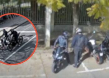 Cachan a dos tipos robando motos en el sector oriente de Santiago.