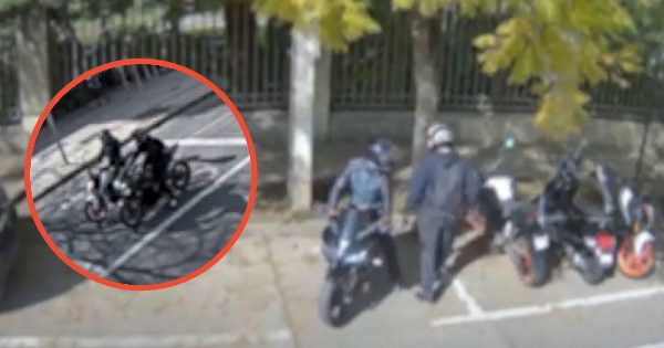 Cachan a dos tipos robando motos en el sector oriente de Santiago.