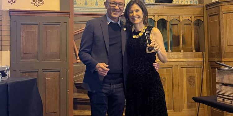 Fundación Nuestros Hijos recibe premio por su programa de apoyo contra el cáncer infantil.