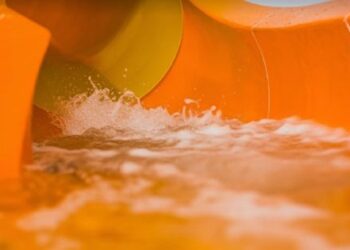 Sernac denuncia a parque de diversiones tras accidente que afectó a dos cabros chicos.