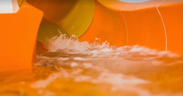 Sernac denuncia a parque de diversiones tras accidente que afectó a dos cabros chicos.