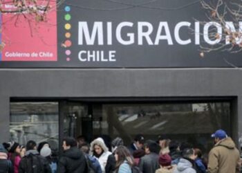 Comisión da el visto bueno a proyecto que busca limitar beneficios fiscales a inmigrantes en situación irregular.