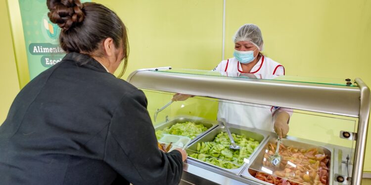 Transformación en el Almuerzo Escolar: Los Estudiantes Optan por Sus Ensaladas