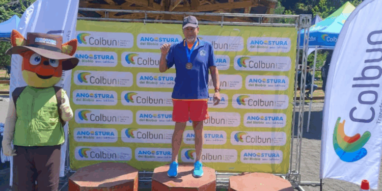 Jürgen Contreras se alzó por tercera vez consecutiva como campeón del torneo de natación Aguas Abiertas en Angostura del Biobío.