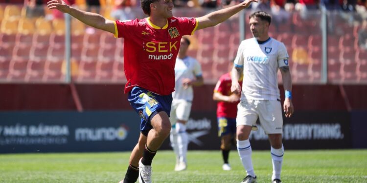 Unión Española vence a Huachipato y, por el momento, deja la zona de descenso.