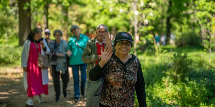 Sernatur invita a los adultos mayores a aprovechar los últimos paseos.