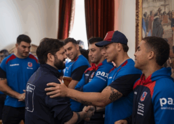 Con camiseta firmada: Presidente Boric recibe a Los Cóndores tras su histórica clasificación al Mundial.