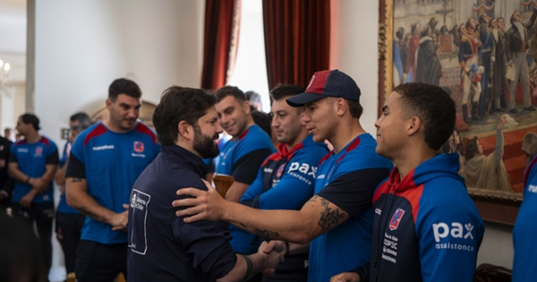 Con camiseta firmada: Presidente Boric recibe a Los Cóndores tras su histórica clasificación al Mundial.