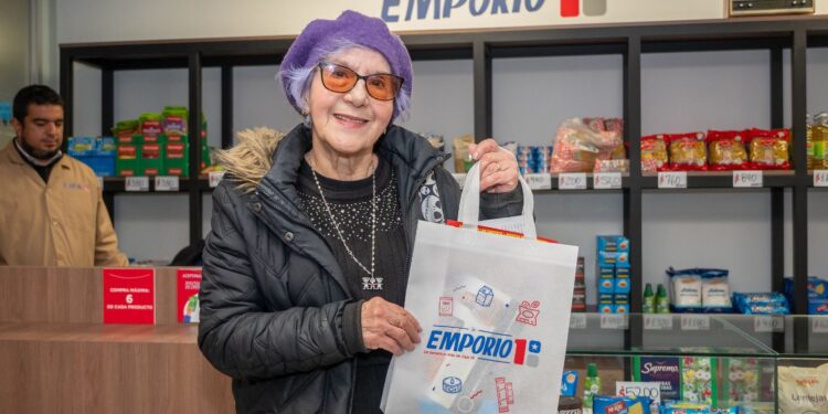 Llega un novedoso almacén de alimentos que transforma el ahorro y alivia el bolsillo de los jubilados en Santiago.