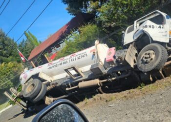 Accidente entre camión y camioneta deja heridos en la carretera que conecta Los Ángeles con Santa Bárbara.