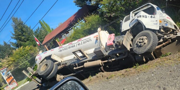 Accidente entre camión y camioneta deja heridos en la carretera que conecta Los Ángeles con Santa Bárbara.