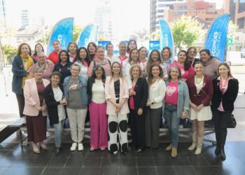 Con un emocionante conversatorio con la actriz Paulina Urrutia, Las Condes dio el vamos al Mes del Cáncer de Mama.