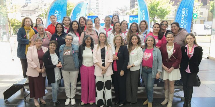 Con un emocionante conversatorio con la actriz Paulina Urrutia, Las Condes dio el vamos al Mes del Cáncer de Mama.