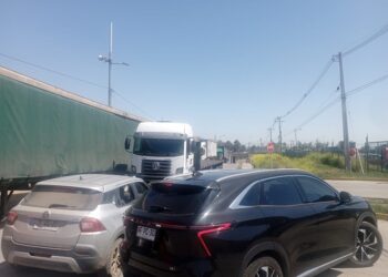 Vecinos de La Estancilla de Nos enredados por tacos y congestión por camiones mal estacionados ¡Mira el video!